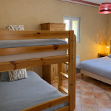 chambre-cosy-avec-lits-superposes-et-lit-double