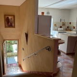 escalier menant de la terrasse en rez-de-jardin au gîte situé au 1e étage