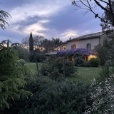 le jardin et la bastide à la tombée de la nuit