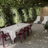 patio-ombrage-avec-pergola-et-chaises