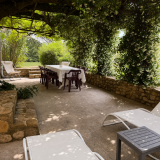 terrasse-mediterraneenne-sous-pergola-fleurie