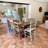 interieur-chaleureux-et-rustique-ouvert