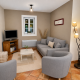 salon-chaleureux-au-decor-moderne-rustique